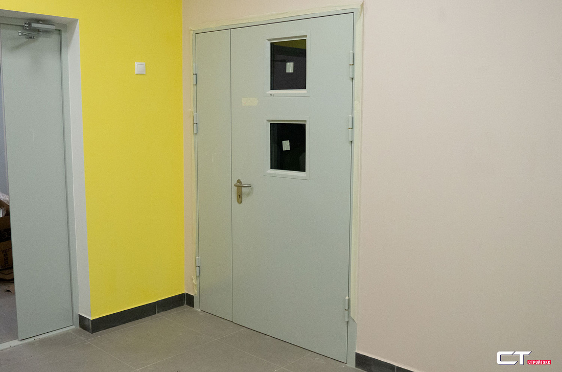 Дверь двупольная металлическая с вентиляционной решеткой и остеклением 300х400